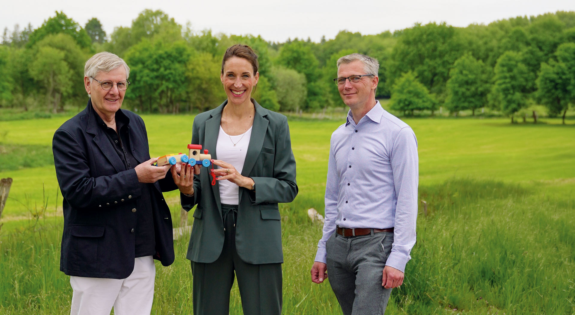Das Bild zeigt Firmengründer Gerhard Gollnest (l.) Er übergibt das operative Geschäft an das neue Führungstandem Karoline Tonn und Markus Lüneburg, bleibt aber dem Unternehmen eng verbunden